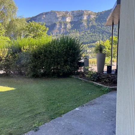 Logis L'embarcadere Hotel