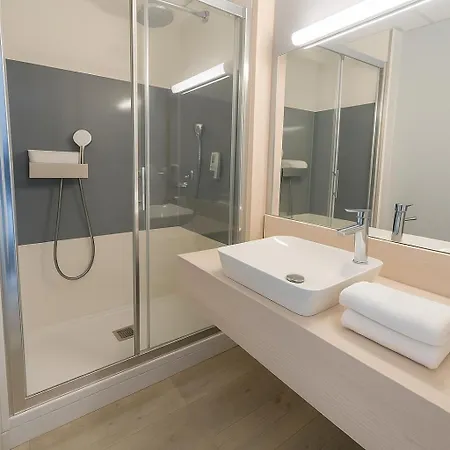 Logis L'embarcadere Hotel