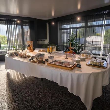 Hotel Logis L'embarcadere 3*